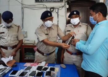 রেলযাত্রীদের খোওয়া যাওয়া মোবাইল ফোন উদ্ধার করে ফেরাল কাটোয়া জিআরপি