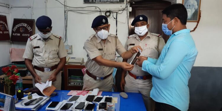 রেলযাত্রীদের খোওয়া যাওয়া মোবাইল ফোন উদ্ধার করে ফেরাল কাটোয়া জিআরপি