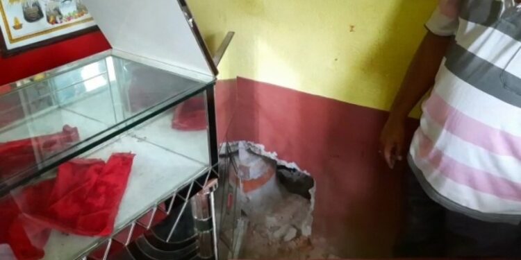 মালদায় সোনারুপোর গহনার দোকানের দেওয়াল কেটে দুঃসাহসিক চুরি, চাঞ্চল্য