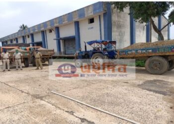 অবৈধ ভাবে ট্র্যাক্টরে বালি বোঝাই করে পাচার করতে গিয়ে গ্রেফতার ৩ ট্র্যাক্টর চালক, বাজেয়াপ্ত ট্র্যাক্টর