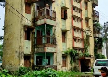 চাঁচল হাসপাতালের জরাজীর্ণ আবাসনে প্রাণ হাতে করে বসবাস করোনা যোদ্ধাদের