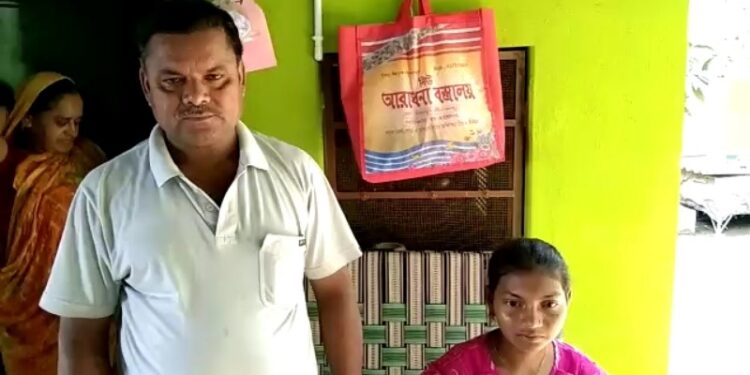 অসুস্থ নাবালিকাকে উদ্ধার করে পুলিশের হাতে তুলে দিলেন দম্পতি