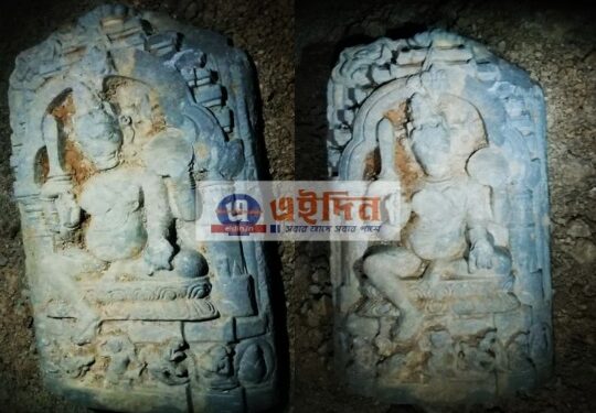 আউশগ্রামে পুকুর সংস্কারের সময় পাথরের প্রাচীন দেবীমূর্তি উদ্ধার