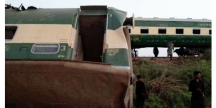 পাকিস্থানে দুই ট্রেনের মুখোমুখি সংঘর্ষ, মৃত কমপক্ষে ৩২,জখম ৬৪,পূর্ণাঙ্গ তদন্তের নির্দেশ প্রধানমন্ত্রীর