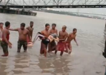 হাওড়ায় গঙ্গায় স্নান করতে নেমে তলিয়ে গেল দুই কিশোর
