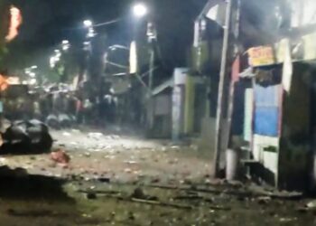 চন্দননগর মদের দাম নিয়ে বচসা থেকে দুই পক্ষের সংঘর্ষ, ভাঙচুর বোমাবাজি, জখম ৮