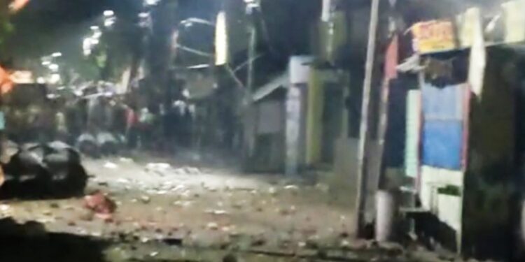 চন্দননগর মদের দাম নিয়ে বচসা থেকে দুই পক্ষের সংঘর্ষ, ভাঙচুর বোমাবাজি, জখম ৮