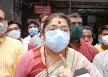 সংঘর্ষে আহতকে দেখতে হাসপাতালে বিজেপি সাংসদ লকেট চট্টোপাধ্যায়