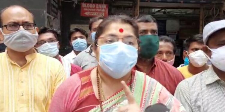 সংঘর্ষে আহতকে দেখতে হাসপাতালে বিজেপি সাংসদ লকেট চট্টোপাধ্যায়