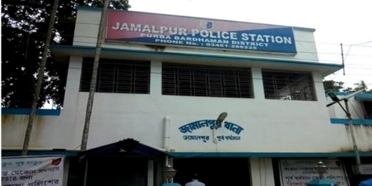 কোদাল ও ধারালো অস্ত্র দিয়ে যুবকের উপর হামলা ! গ্রেফতার অভিযুক্ত