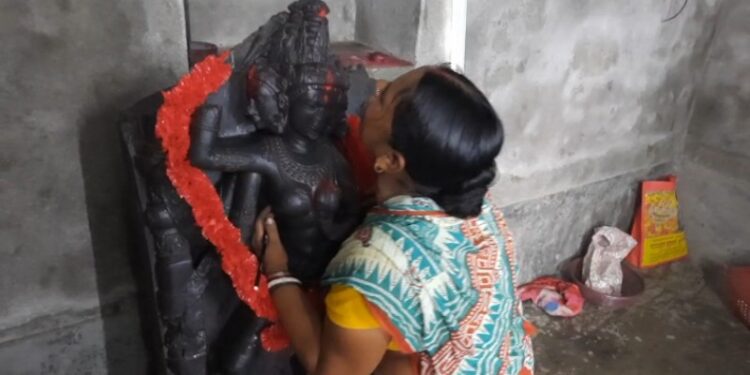 তন্ত্রমতে পূজিতা মারিচী দেবীমূর্তিকে বিদায় দিয়ে হাঁফ ছেড়ে বাঁচলেন বেড়াগ্রামের ঘোষ পরিবার