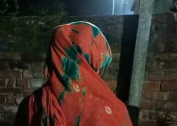 পুকুরে কাপড় কাচতে গিয়ে গনধর্ষনের শিকার কিশোরী