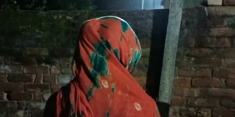 পুকুরে কাপড় কাচতে গিয়ে গনধর্ষনের শিকার কিশোরী