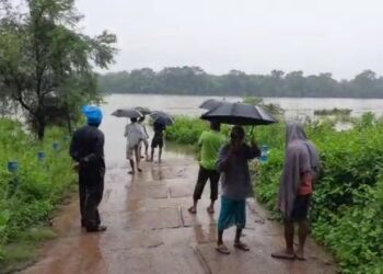 দ্বারকেশ্বরের জলের তলায় ‘ভাসাপোল’, বাঁকুড়া শহরের সঙ্গে যোগাযোগ বিচ্ছিন্ন একাধিক গ্রামের