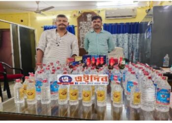 কেতুগ্রামে ইমিটেশনের দোকানের আড়ালে বেআইনী মদের ব্যাবসা !   গ্রেফতার ৩