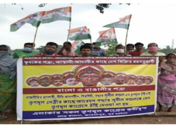 নজিরবিহীন ফ্লেক্স নিয়ে সুনীল মণ্ডলের বিরোধিতায় পথে নামল জামালপুরের তৃণমূল কর্মীরা