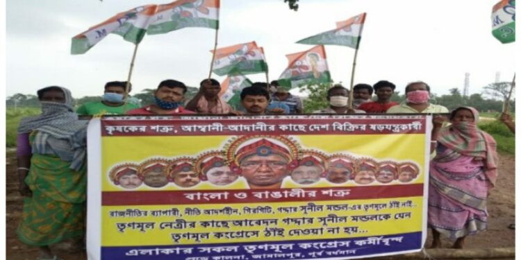 নজিরবিহীন ফ্লেক্স নিয়ে সুনীল মণ্ডলের বিরোধিতায় পথে নামল জামালপুরের তৃণমূল কর্মীরা