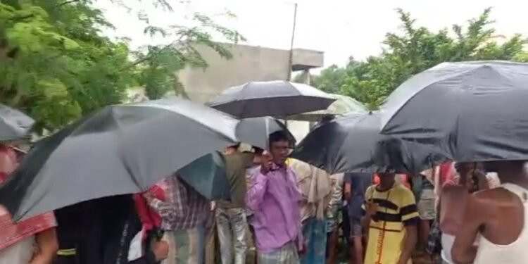 বাবা-মা-বোন-ঠাকুমাকে খুন করে ঘরের মেঝেতে পুঁতে রাখার অভিযোগে গ্রেফতার যুবক