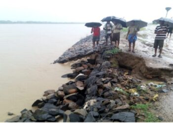 আউশগ্রামে অজয়নদের বাঁধে ফাটল, ঘুম ছুটেছে এলাকাবাসীর