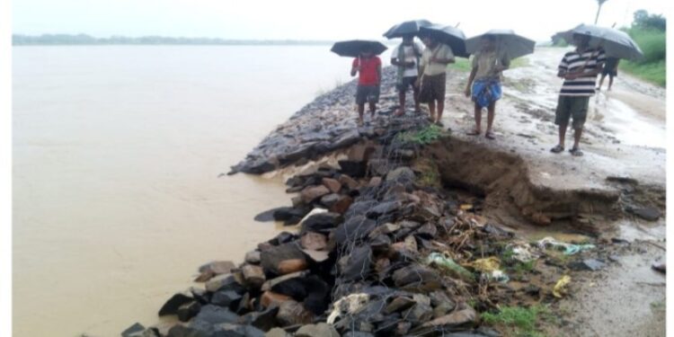 আউশগ্রামে অজয়নদের বাঁধে ফাটল, ঘুম ছুটেছে এলাকাবাসীর