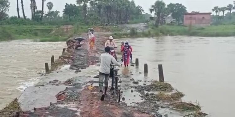 বীরভুমে শালনদীর জলের তোড়ে ভাঙল সেতু,বিচ্ছিন্ন একাধিক গ্রাম