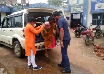 রোগিনীকে নিজের গাড়িতে  হাসপাতালে এনে চিকিৎসার ব্যবস্থা করলেন দুবরাজপুরের বিজেপির বিধায়ক