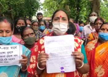 আবাস যোজনার তালিকা নিয়ে অসন্তোষ,বিডিও অফিসে বিক্ষোভ মহিলাদের