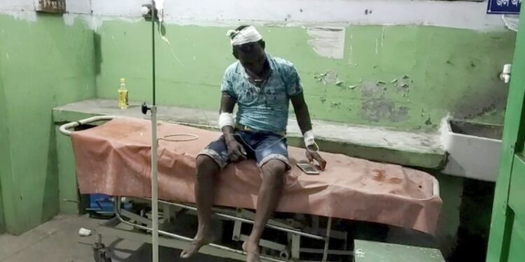 জামুড়িয়ায় সিপিএম-তৃনমূল সংঘর্ষ, ভাঙচুর-লুটপাট-অগ্নিসংযোগ