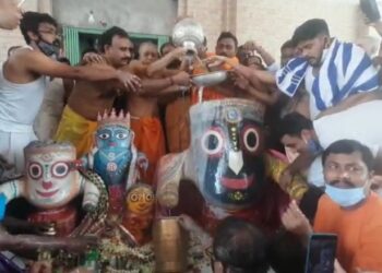 অনাড়ম্বরভাবে সম্পন্ন হল মাহেশের জগন্নাথদেবের  স্নানযাত্রা উৎসব