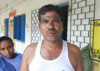 জায়গা দখল করে বাড়ি তৈরি করে নিয়েছে তৃণমূল নেতা ভাইপো, পরিবার নিয়ে স্কুলের  ঘরে অসহায় জীবন কাটাচ্ছেন পরিযায়ী  শ্রমিক কাকা