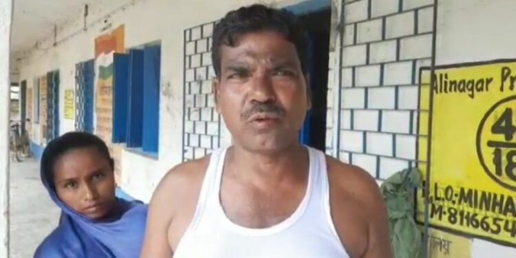 জায়গা দখল করে বাড়ি তৈরি করে নিয়েছে তৃণমূল নেতা ভাইপো, পরিবার নিয়ে স্কুলের ঘরে অসহায় জীবন কাটাচ্ছেন পরিযায়ী শ্রমিক কাকা