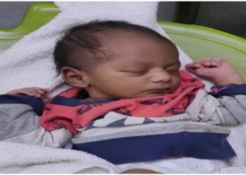 মালদা রেলস্টেশনে ট্রেনের কামরা থেকে সদ্যজাত শিশুকন্যা উদ্ধার