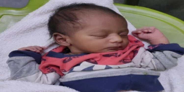 মালদা রেলস্টেশনে ট্রেনের কামরা থেকে সদ্যজাত শিশুকন্যা উদ্ধার