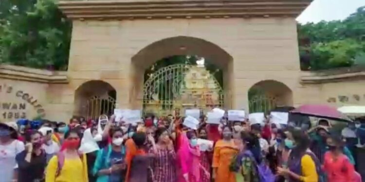 অতিমারির মধ্যে ’ফিজ’ বৃদ্ধি ! প্রতিবাদে আন্দোলনে বর্ধমান মহিলা কলেজের ছাত্রীরা