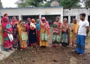 মালদার চাঁচলের প্রাথমিক স্কুলে মিডডে মিলে পচা আলু দেওয়ার অভিযোগ, বিক্ষোভ অবিভাবকদের