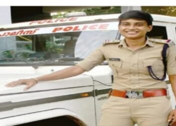 ১৮ বছর বয়েসে ছেড়ে চলে গেছে স্বামী,ঠাঁই হয়নি বাড়িতে, ৬ মাসের শিশুসন্তানকে নিয়ে লেবুর শরবত বিক্রি করেছেন, আজ পুলিশ অফিসার কেরালার মহিলা