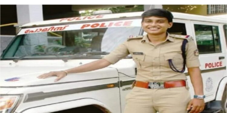 ১৮ বছর বয়েসে ছেড়ে চলে গেছে স্বামী,ঠাঁই হয়নি বাড়িতে, ৬ মাসের শিশুসন্তানকে নিয়ে লেবুর শরবত বিক্রি করেছেন, আজ পুলিশ অফিসার কেরালার মহিলা