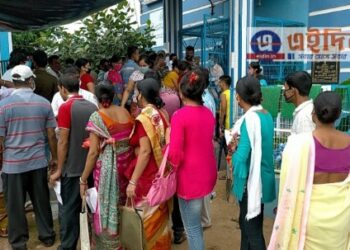 কাটোয়ায় রাত জেটে টীকা নেওয়ার লাইন, কোভিড বিধি বজায় রাখতে রাতে পুর স্বাস্থ্যকেন্দ্রের গেট বন্ধ রাখার সিদ্ধান্ত