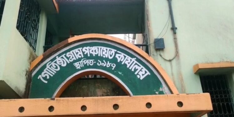 বিডিওর কাছে পদত্যাগপত্র জমা দিলেন মঙ্গলকোটের গতিষ্ঠা পঞ্চায়েত প্রধান,চাঞ্চল্য রাজনৈতিক মহলে