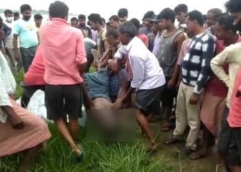 গরুর লেজ ধরে নদী পারাপার করতে গিয়ে তলিয়ে গেলেন বৃদ্ধ