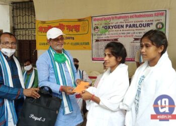 ভাতারে দুঃস্থ পুরোহিতদের সাহায্যার্থে এগিয়ে এল শিক্ষক সংগঠন