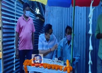 কাটোয়া থানার পুলিশের মানবিকতা, বেআইনিভাবে মদ বিক্রি করতে গিয়ে ধরা পড়া প্রৌঢ়কে লটারির দোকান করে দিলেন আইসি