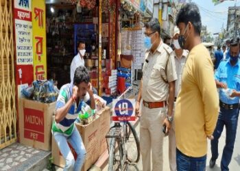 কাটোয়ায় কড়া নজরদারি পুলিশের, মাস্ক না পড়ার সাজা কান ধরে ওঠবস
