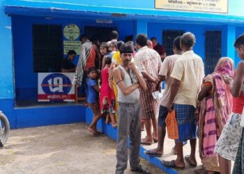 কাটোয়ায় প্রশাসনের অনুমতি ছাড়া রেশন কার্ডে আধার লিঙ্কের কাজ করার অভিযোগ, উত্তেজনা