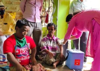 খবর প্রকাশ হতেই বাড়িতে বসে ভ্যাকসিন পেলেন  নির্বাচন কমিশনের ব্র্যান্ড অ্যাম্বাসেডার প্রতিবন্ধী খর্বকায় ভাতৃদ্বয়