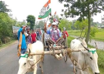 অভিনব প্রতিবাদ,গরুর গাড়িতে চড়ে দলীয় কর্মসূচিতে যোগ দিলেন ভাতারের বিধায়ক