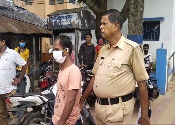 কলেজ ছাত্রীর পেটে ধারালো কাঁচি চালিয়ে জখম করার অভিযোগে গ্রেফতার যুবক