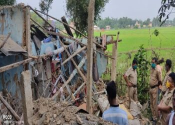 ভাতারে বোমা বিস্ফোরণে ভাঙল মাটির বাড়ি, দেওয়াল চাপা পড়ে জখম ৩