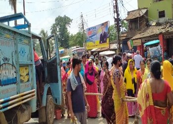 মালদার গ্রামে পানীয় জলের দাবিতে পথ অবরোধ মহিলাদের