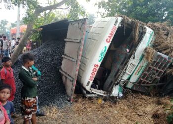 ভাতারে চায়ের দোকানে ধাক্কা দিয়ে উলটে পড়ল ডাম্পার, জখম ৪